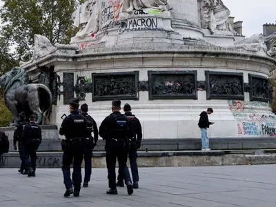 Los toques de queda en algunos barrios de París se extenderán hasta el lunes, dicen las autoridades