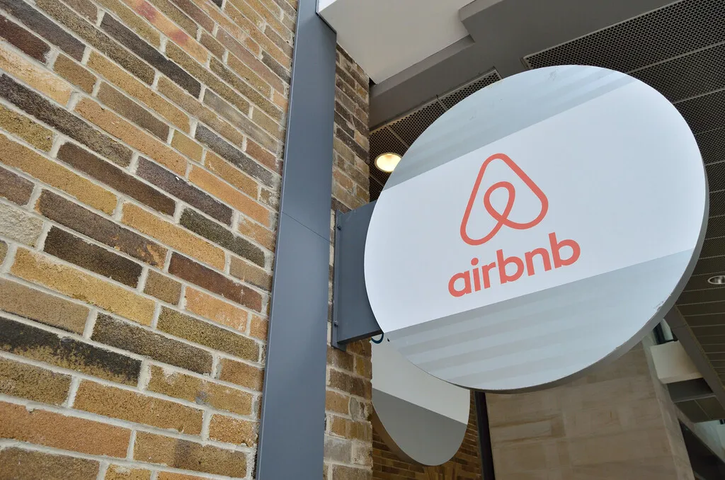 Airbnb pone límite a las tareas de los huéspedes: ya no podrán exigirte fregar los platos ni sacar la basura