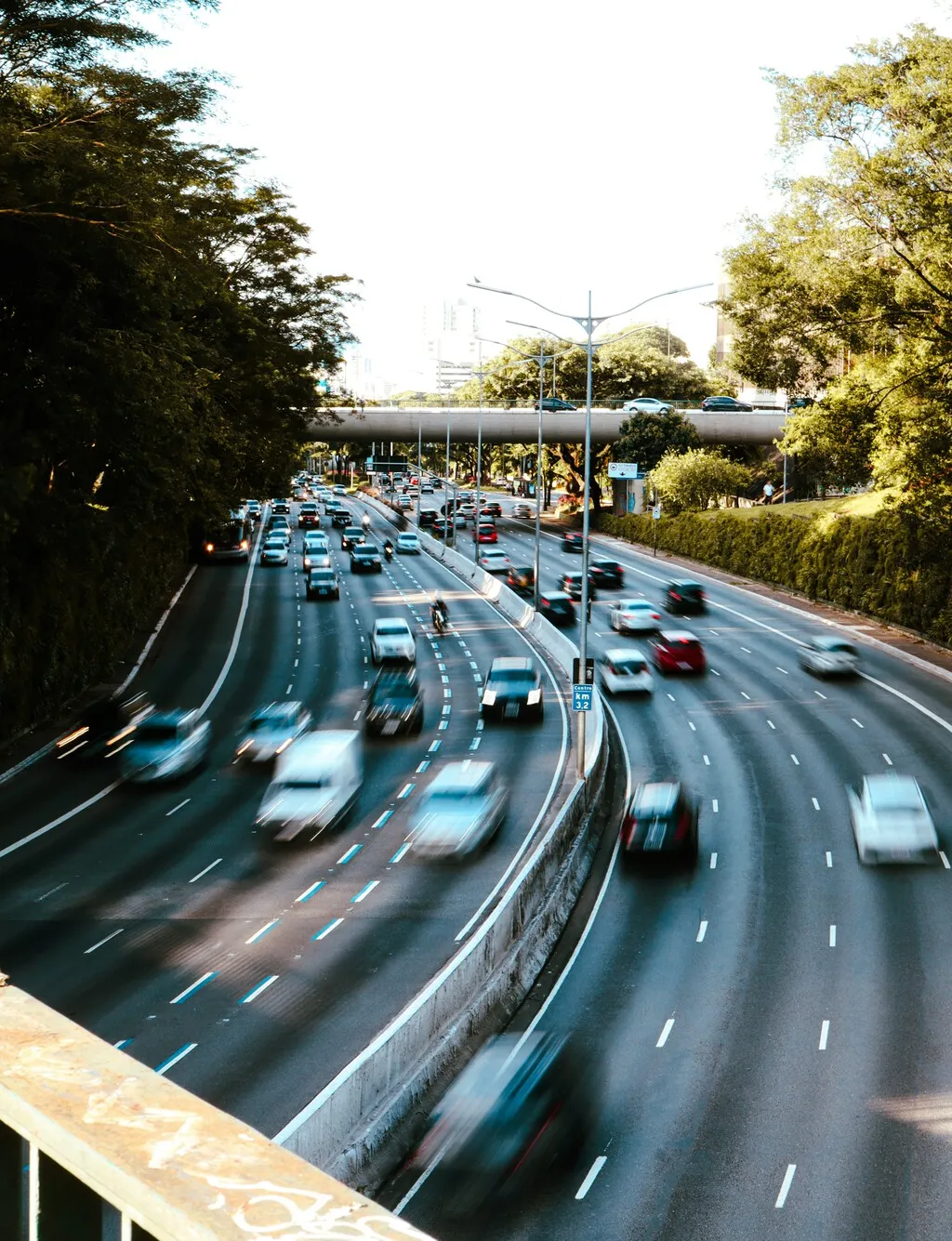 La DGT tiene  cámaras que multan con 200 euros por saltarse la línea continua. El problema es que no lo pueden demostrar