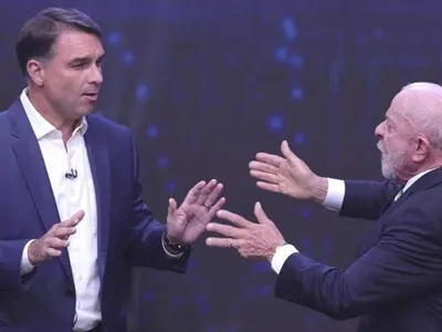 Lula y Bolsonaro se llaman "lamebotas" y "nueve dedos" en último debate electoral