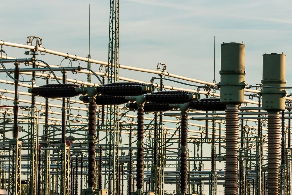 España está construyendo gigantes que no producen electricidad. Su misión es evitar que la red vuelva a colapsar