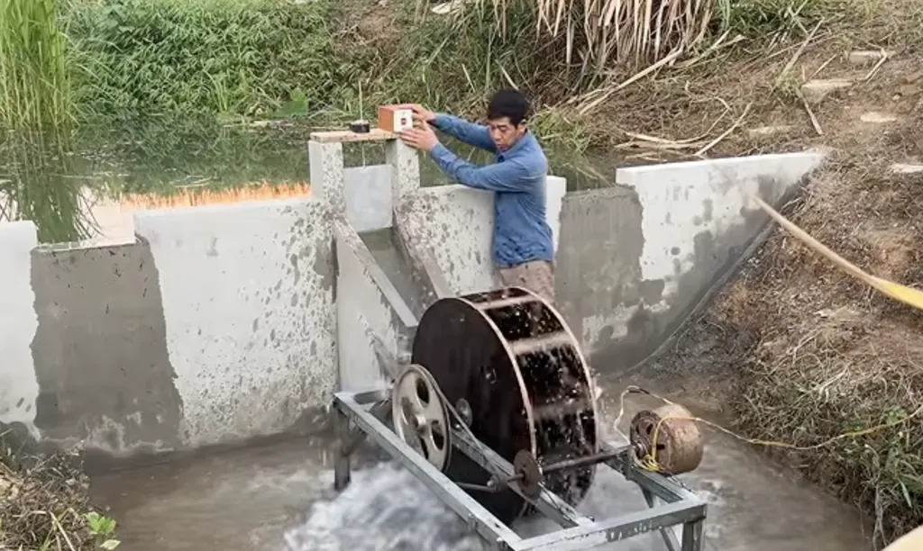 Ladrillos, tuberías y una turbina: un hombre construye su propia central hidroeléctrica en casa
