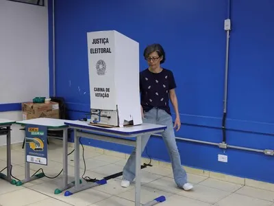 Miles de brasileños acuden a las urnas en Madrid en la segunda vuelta de las elecciones