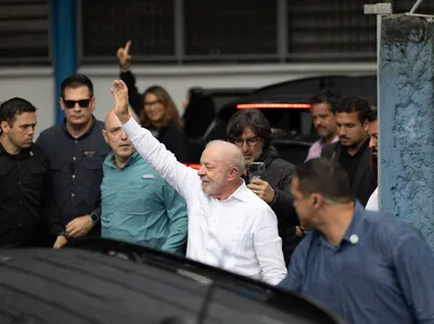 Brasil elige entre Bolsonaro y Lula, quien denuncia obstáculos para votar