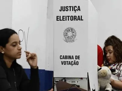 Un juez prorroga la votación pero empieza el recuento de las elecciones en Brasil