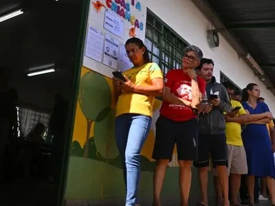 Confusión en las elecciones brasileñas: se prorroga la votación y se pausa el recuento