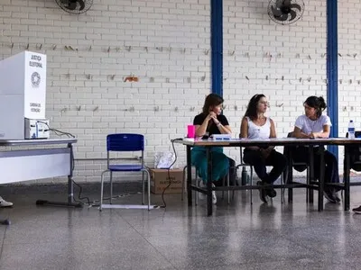 Cierran los últimos colegios electorales en Brasil y se reanuda el conteo de votos