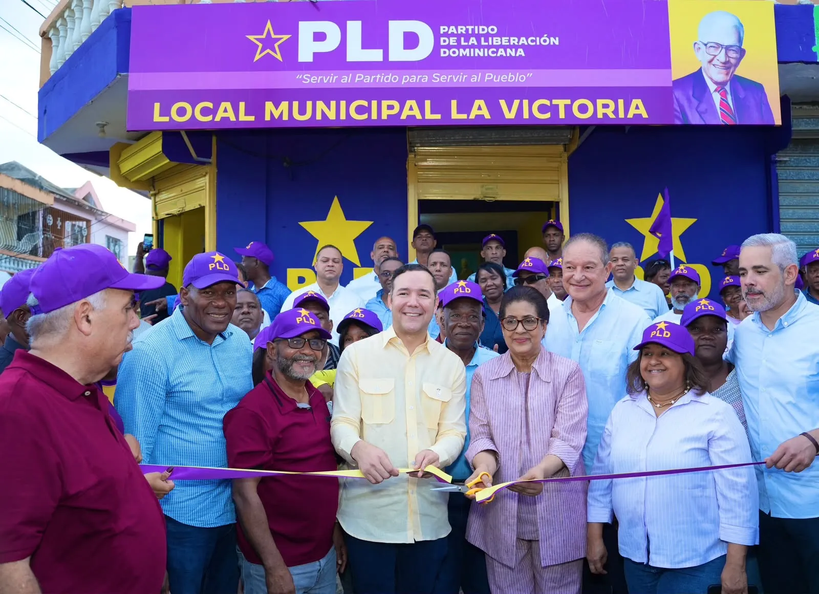 Johnny Pujols encabeza inauguración de nuevo local del PLD en La Victoria. La organización tiene más de 160 locales aperturados en todo el país 