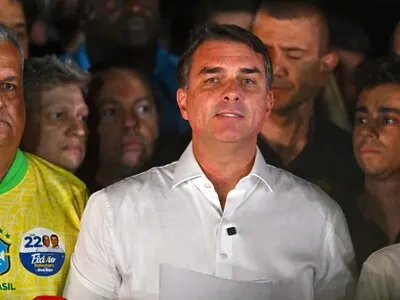Flávio Bolsonaro: "Es imposible reconocer el resultado de las elecciones en esas condiciones"