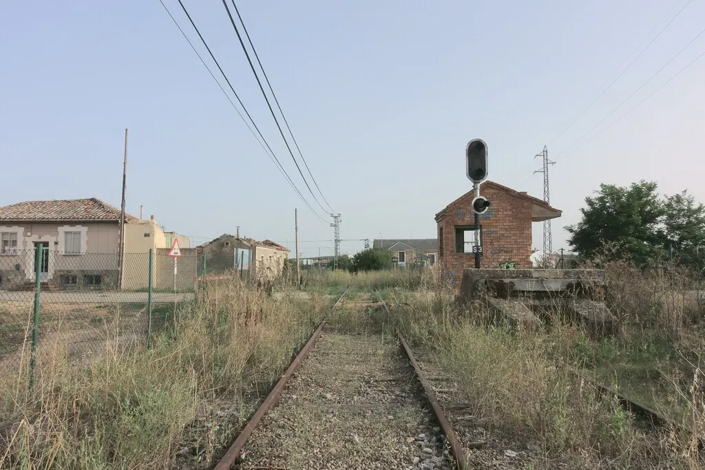 España tiene todo un corredor ferroviario completamente abandonado y ya hay quien quiere recuperarlo con 35.000 traviesas recicladas