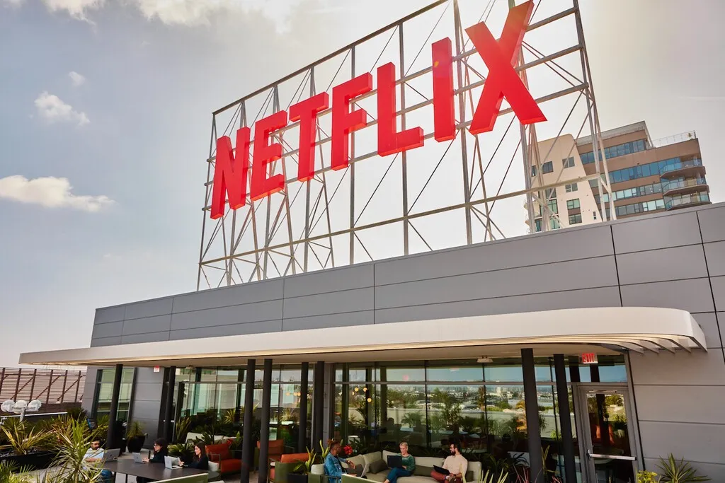 Netflix ingresa más que nunca, pero vende pocos anuncios. La consecuencia son mil despidos y dos directivos históricos en la calle