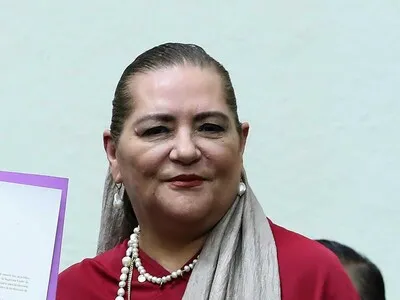 Sheinbaum respalda renuncia de presidenta del INE por sospechas de corrupción y exige investigar