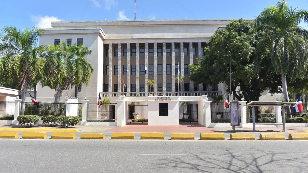 Ministerio de Educación suspende docencia este martes en centros educativos de zonas vulnerables en provincias bajo alerta amarilla 