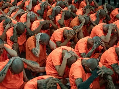Rapados y con uniformes naranja, Costa Rica comienza el traslado de presos a su megacárcel