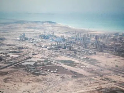 Hutíes de Yemen atacan la mayor refinería de petróleo de Arabia y el Ministerio de Defensa en Riad