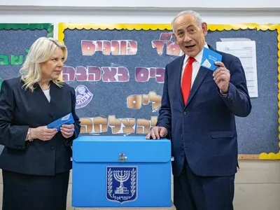 Netanyahu gana las elecciones pero el bloque opositor le supera en escaños, según sondeos