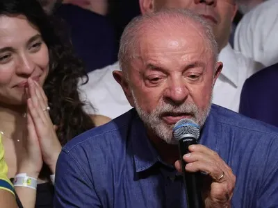 Lula arremete contra Bolsonaro tras su huida: "Quien sale escondido de su país, debe algo"