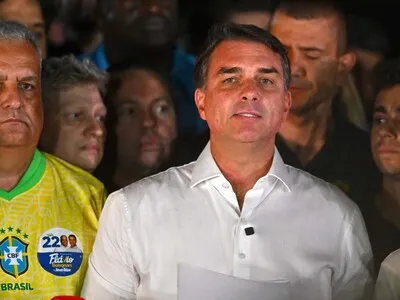 Flávio Bolsonaro huye a EE. UU. con su familia y Lula califica la salida de "vergonzosa"