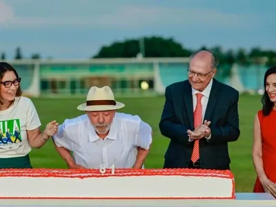 Lula cumple 81 años dispuesto a trabajar "24 horas al día" tras su reelección en Brasil