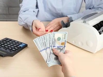 El dólar escala a los 850 pesos en el mercado informal cubano, con tasa récord