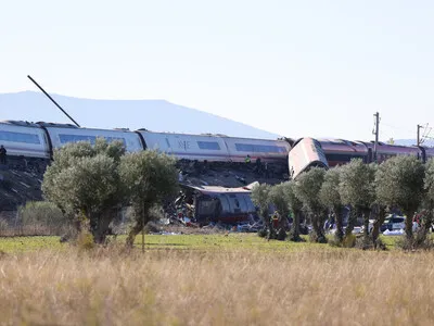 Al menos 46 muertos en choque de dos trenes de alta velocidad en España