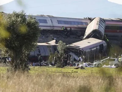 Choque de trenes de alta velocidad en España provoca tragedia ferroviaria