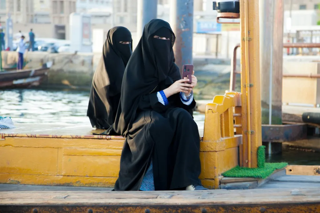 "Es un principio básico de respeto": el veto al burka se cuela en las escuelas españolas por la Comunidad Valenciana