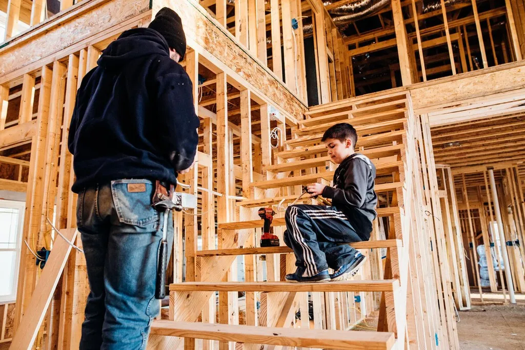 "La IA no va a meterse debajo de las casas para instalar tuberías": en EEUU y Francia los oficios manuales están al alza