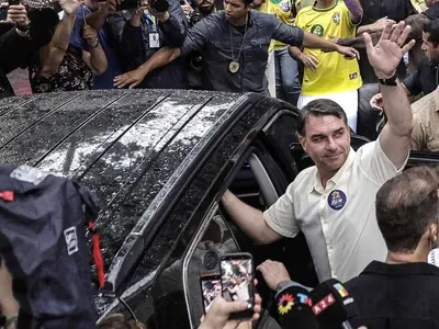 Flávio Bolsonaro hace breve parada en Ecuador tras huir de Brasil