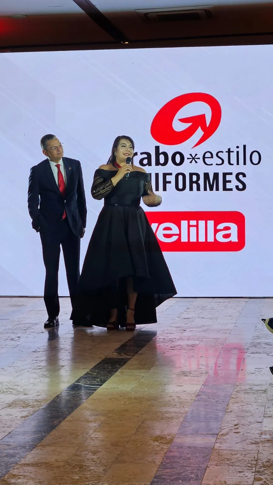 Grabo Estilo presenta las últimas tendencias en uniformes profesionales de Velilla durante desfile en Santo Domingo