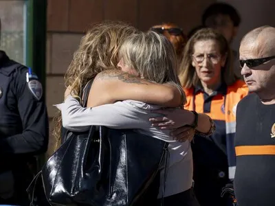 Accidente de tren en España: solidaridad de los vecinos y desesperación de los familiares