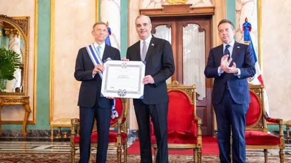 Roberto Álvarez recibe Orden de Duarte, Sánchez y Mella por sus aportes al servicio exterior