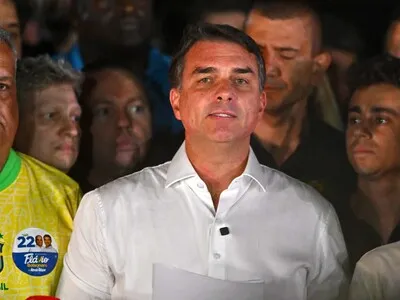 Flávio Bolsonaro se declara "presidente electo de Brasil" y luego da marcha atrás