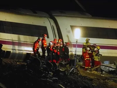 España, de luto tras la colisión de dos trenes que dejó al menos 68 muertos