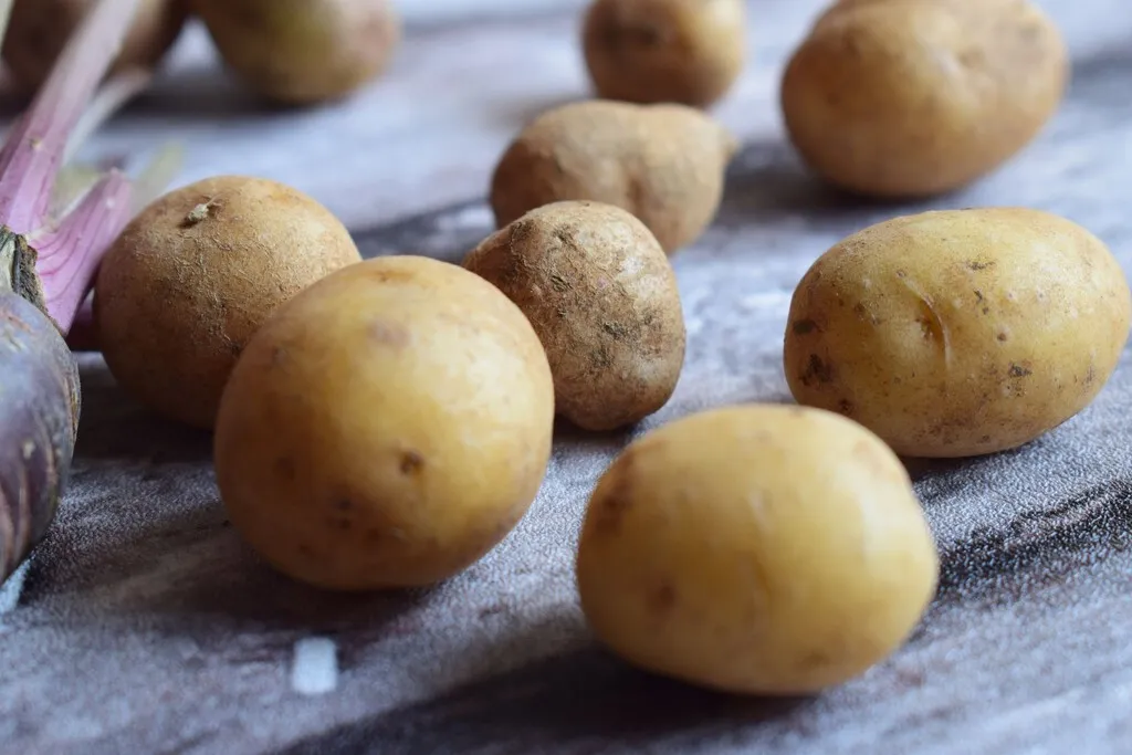 Hay un grupo de expertos que dicen que para tener las patatas frescas y sin brotes hay que guardarlas en la nevera, no en la despensa