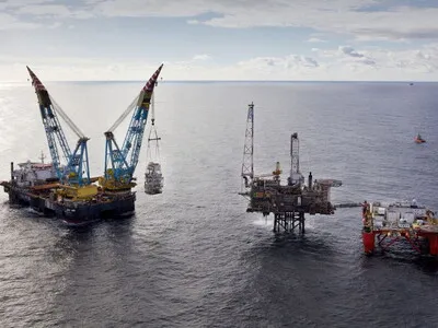 Guardianes iraníes afirman que hay tres petroleros en llamas en Ormuz