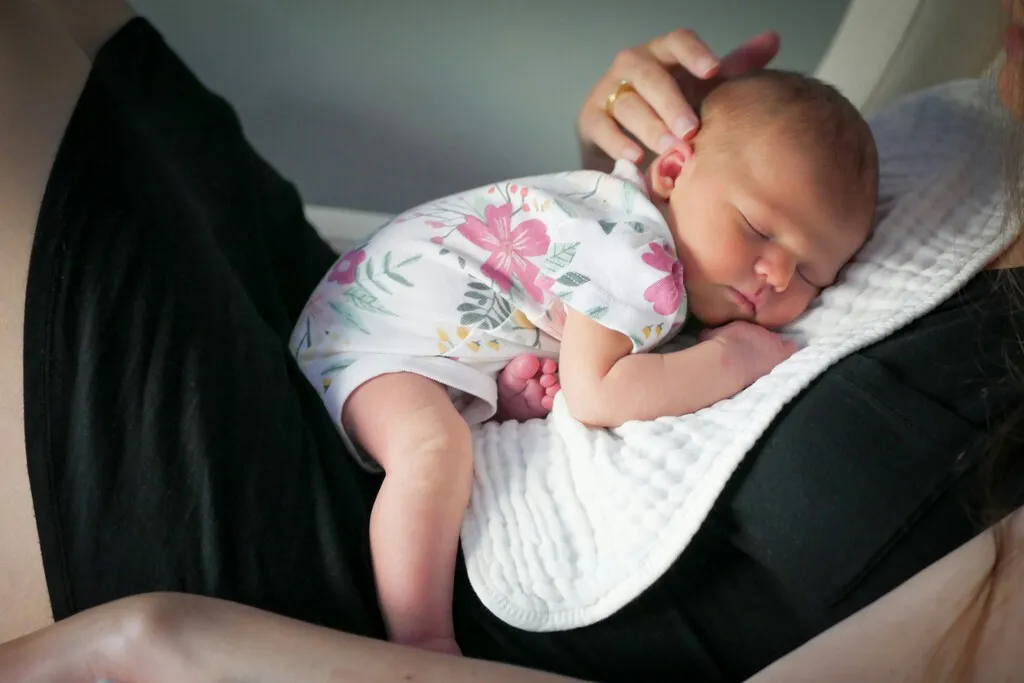 "Es una cuestión de salud mental": cada vez más padres están pagando hasta 260 euros la noche a niñeras nocturnas