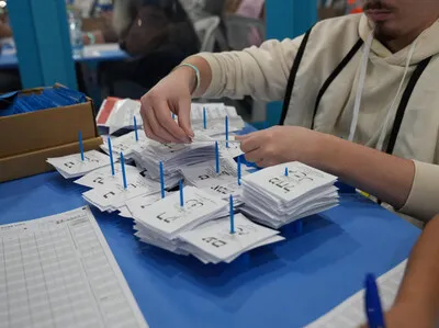 Netanyahu gana elecciones en Israel pero su bloque no logra mayoría, según recuento final
