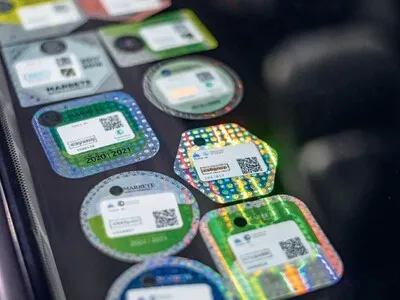 Aumento del marbete desata críticas entre oposición y Gobierno