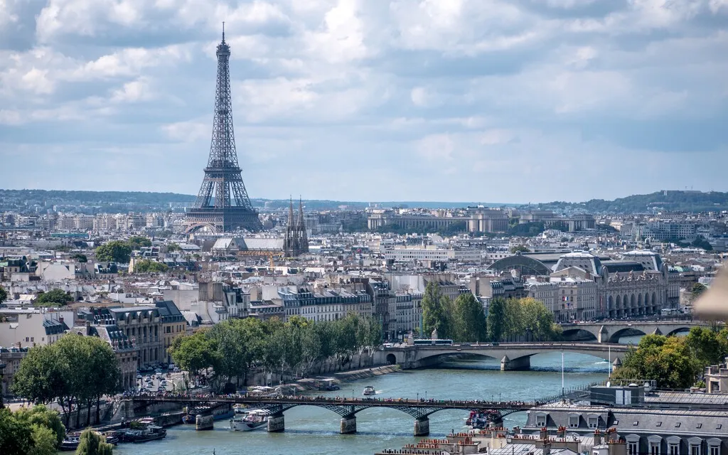 "Estará al fondo del jardín": compraron una casa a las afueras de París y ahora tendrán un centro de datos que consume cuatro veces lo que Disneyland