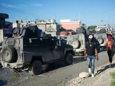 Soldados salvadoreños realizan su primer patrullaje por las calles de Puerto Príncipe