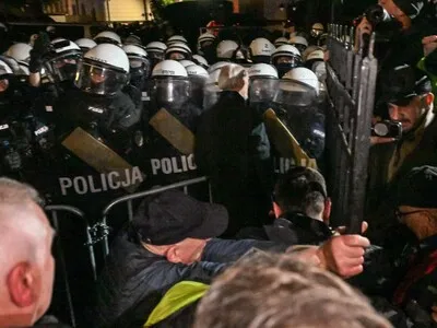 Fuertes desórdenes en torno al TC polaco llevan al presidente a suspender viaje