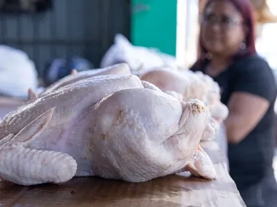 La libra de pollo se vende entre RD$70 y RD$85 en mercados y carnicerías del Gran Santo Domingo