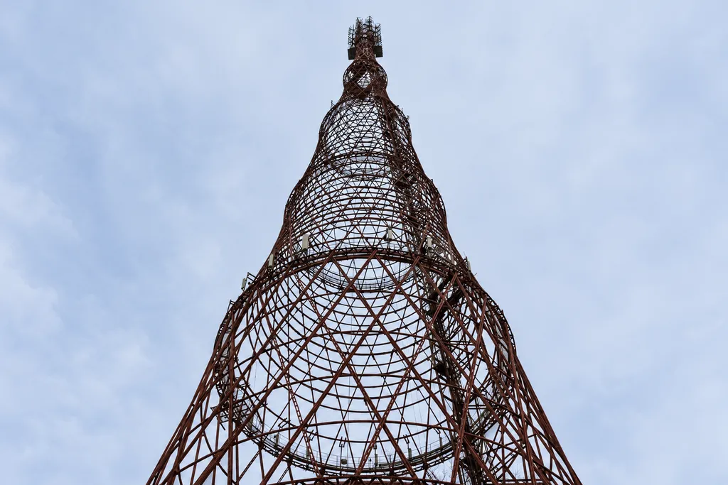 La Torre Eiffel rusa sobrevivió a Stalin, a Hitler y a la caída de la URSS. Un siglo después, Moscú ha decidido que es más fácil copiarla que conservarla