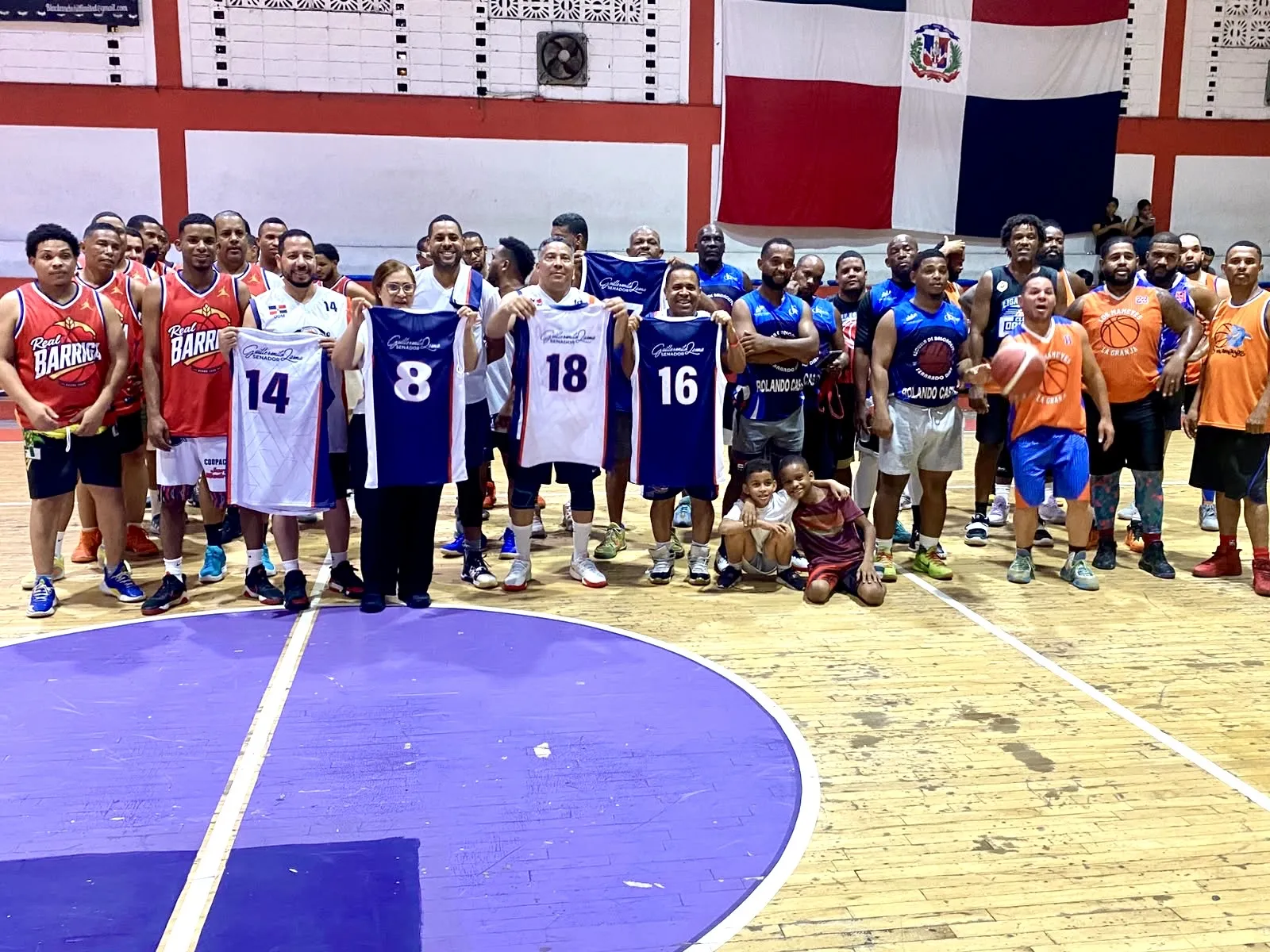 Senador Guillermo Lama entrega uniformes deportivos al Club de Baloncesto Puros Jaragüenses