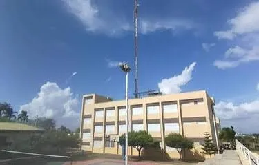 Padres protestan por antena instalada en liceo de La Vega ante temor de colapso estructural
