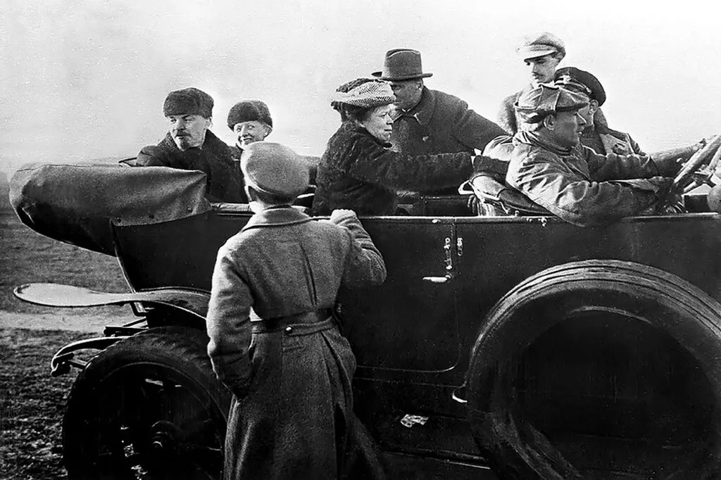 Cuando Lenin se topó con “El Monederos”: el día que casi le secuestran y roban el Rolls-Royce